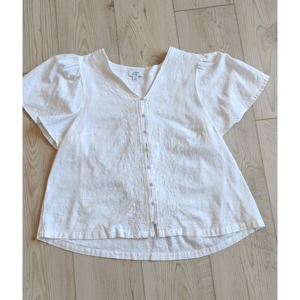 Crown And Ivy White Button Front  Flutter Sleeve Top Size Small Embroidered